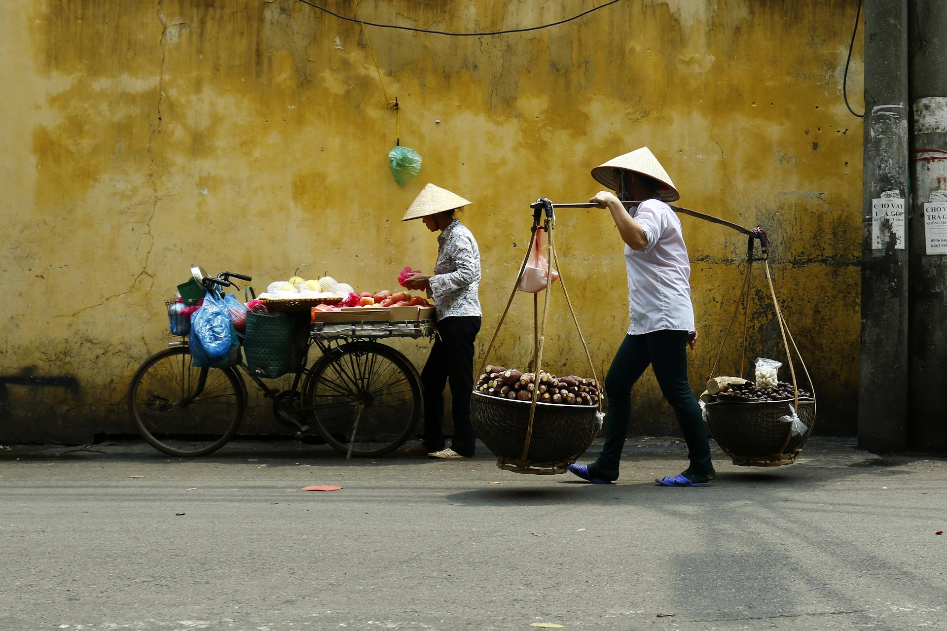 /fm/Files//Pictures/Ido Uploads/Asia/Vietnam/Hoi An/Hoi An - Native In City Street - NS - SS.jpg